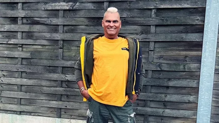 Totálkárosra tört egy autó, a magyar énekes is érintett