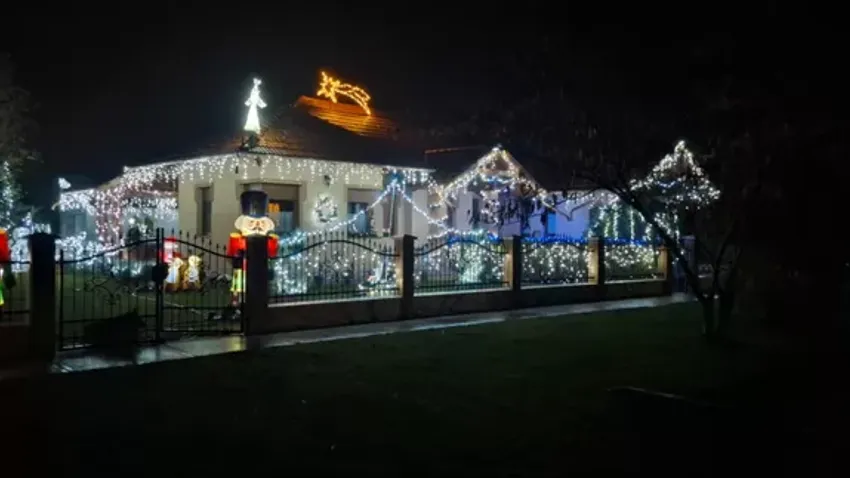 Karácsonyi fényár Balástyán: mindenki most Pálék otthonát csodálja