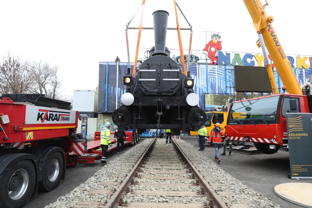 gőzmozdonyt emelnek be a Fővárosi Nagycirkusz elé