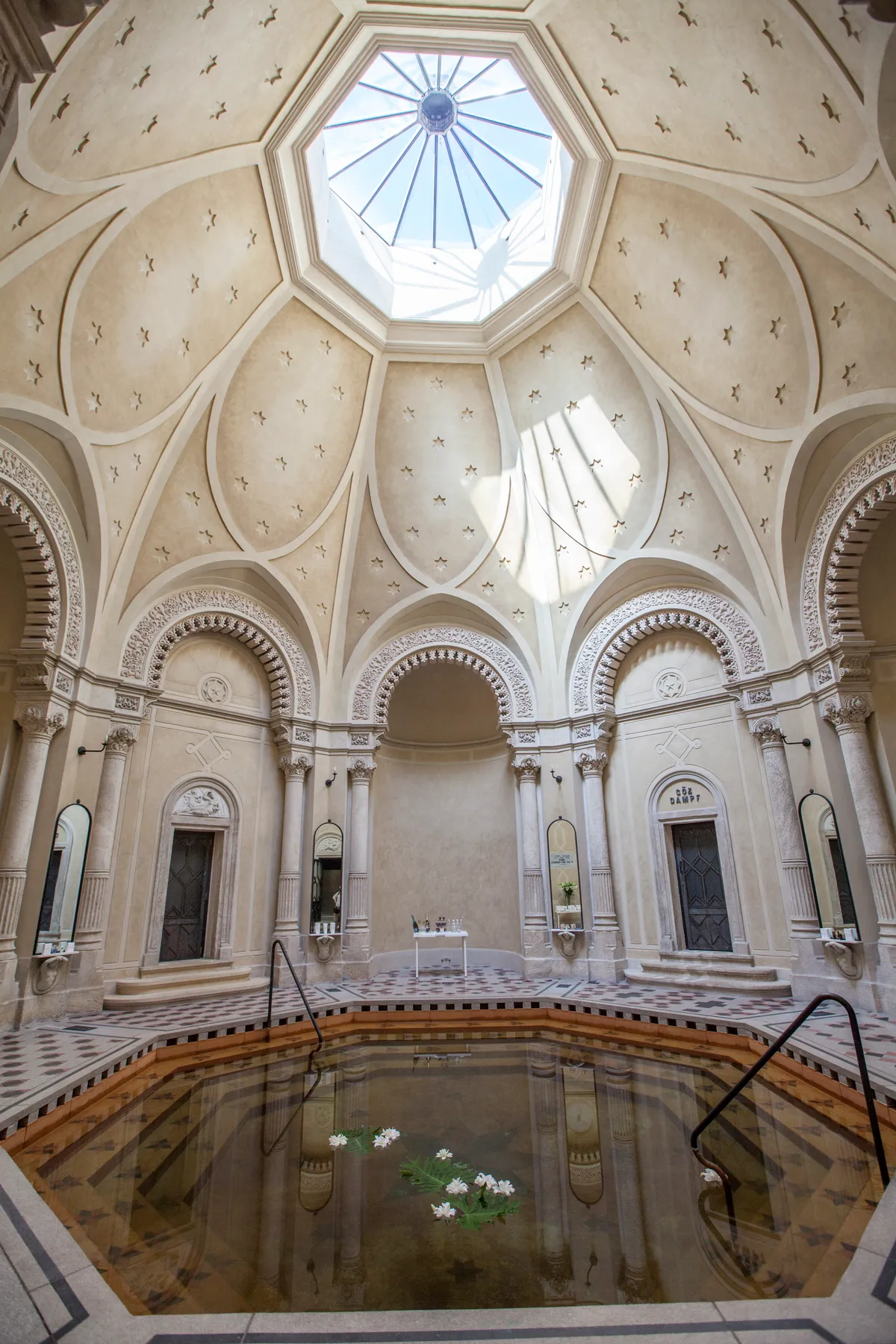 A Rác fürdő épülete belülről.