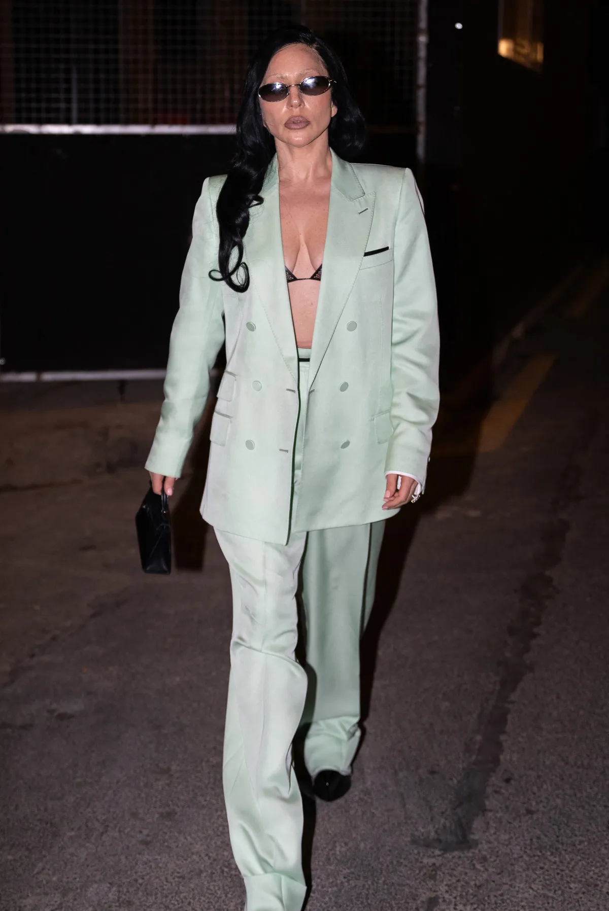 hollywoodi sztárok, Exclusif - Lady Gaga sort du restaurant Extérieur Saint Laurent Sushi Park Paris