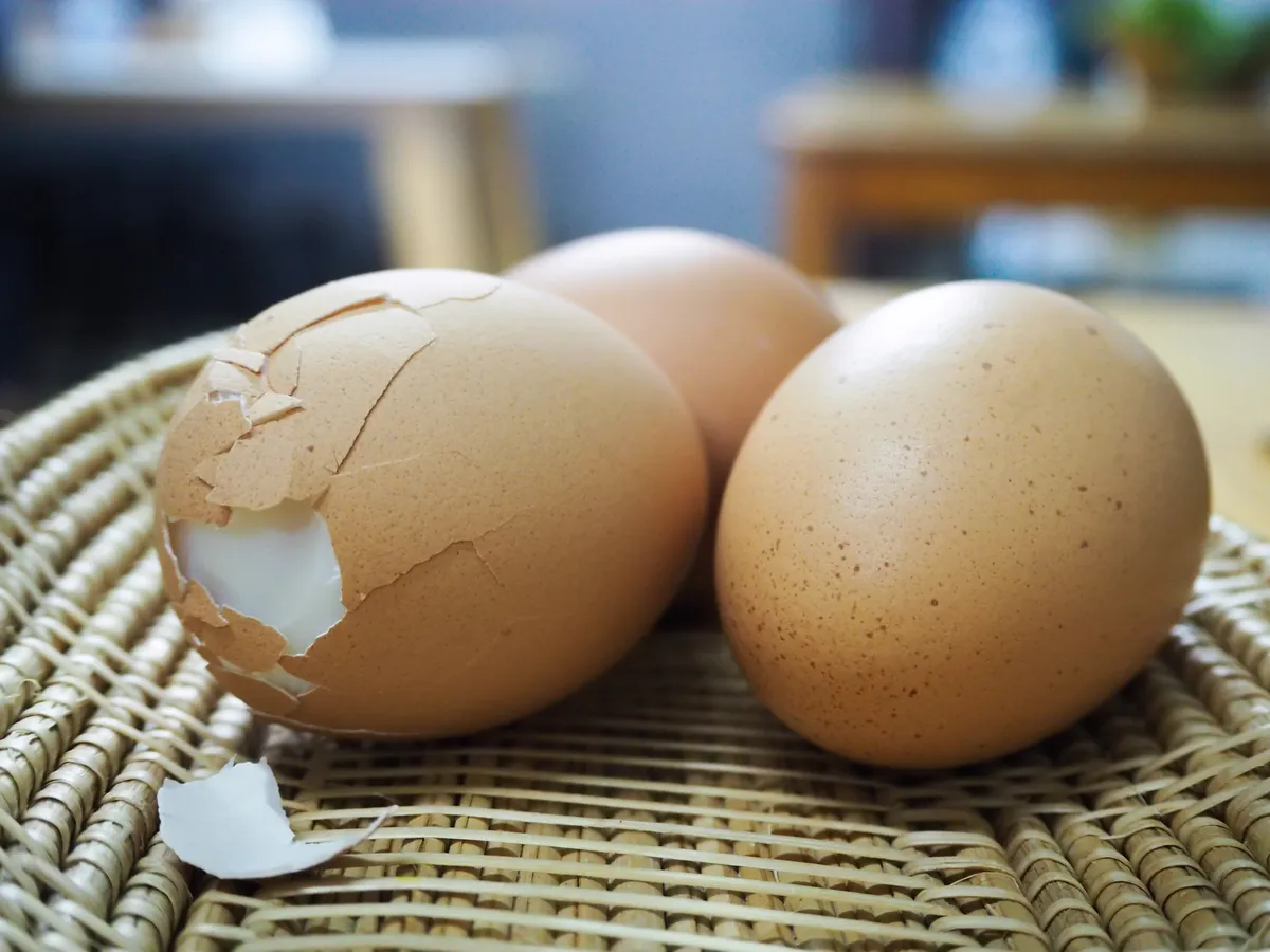 Főtt tojás tárolása a héjával együtt az asztalon.