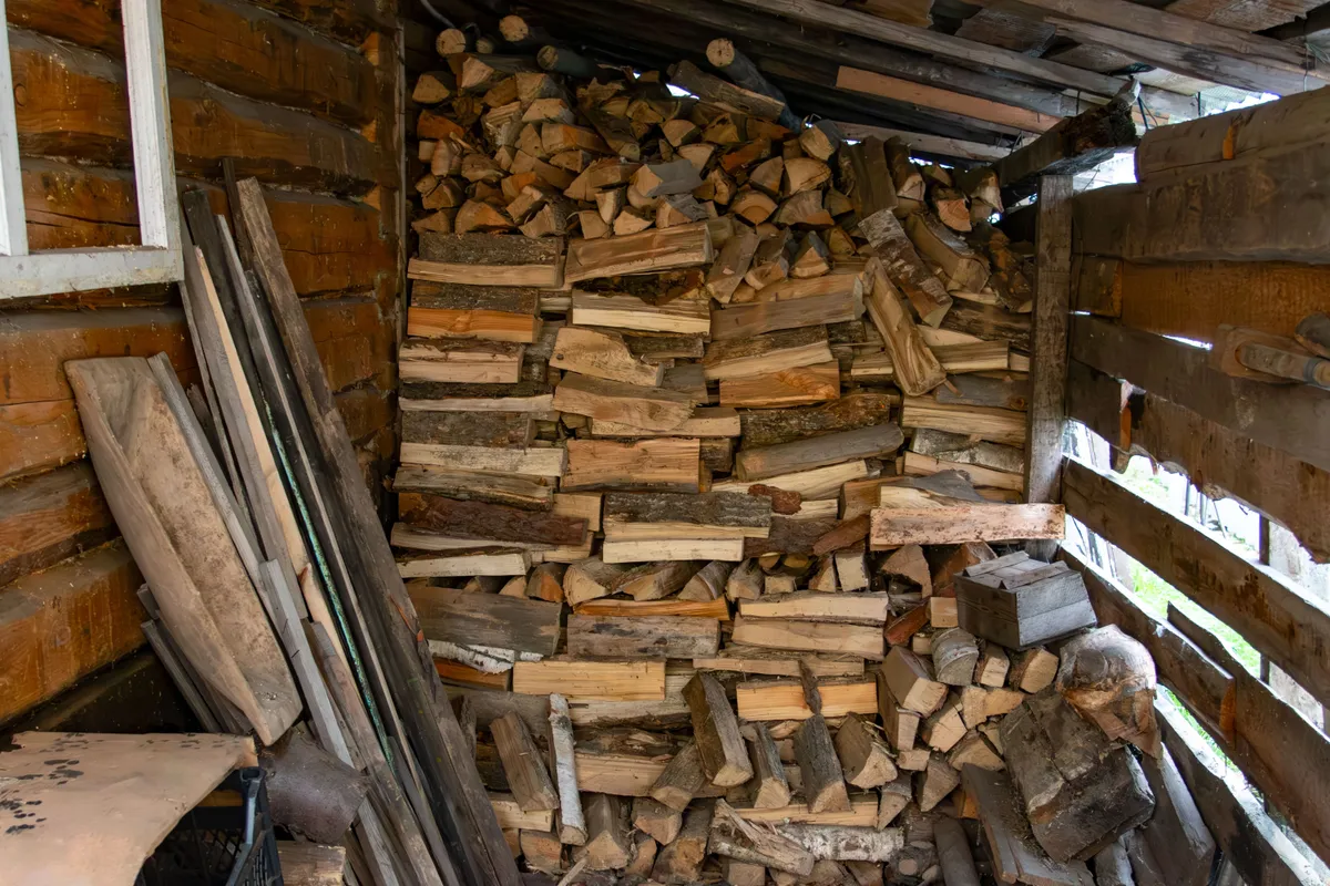 A tűzifa tárolása helyesen, egy sufniban.