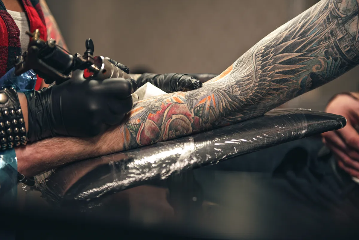 Kartetoválás készítése színes tetováló tinta felhasználásával