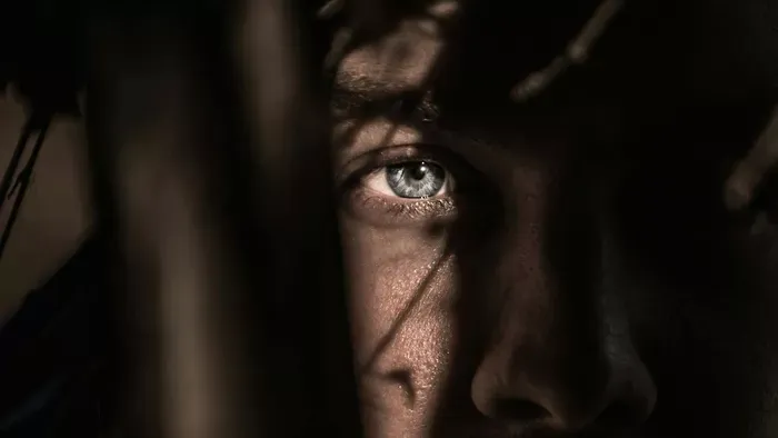 Féltékenységből esett neki késsel az apjának a férfi