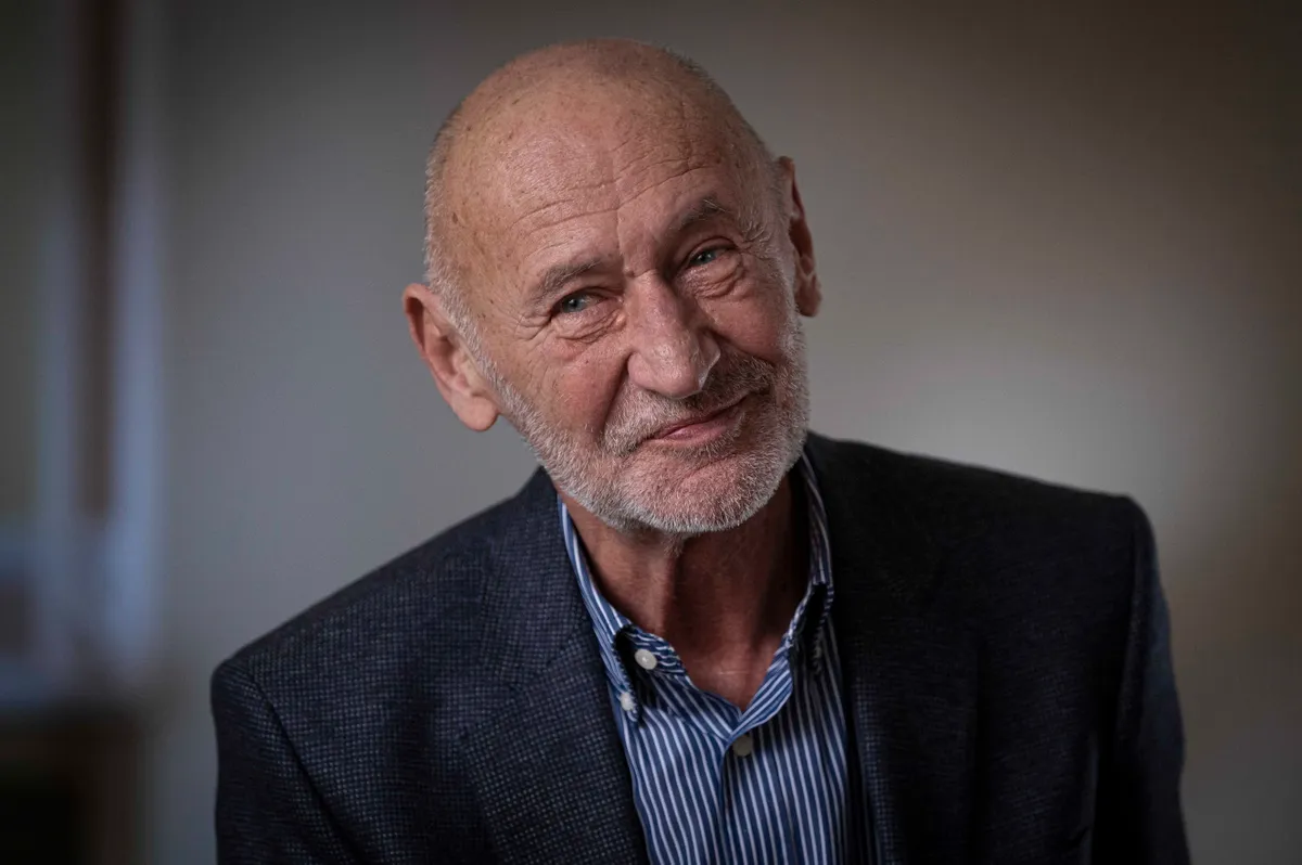 Reviczky Gábor mosolyog, mert meghitten teltek gyermekkora karácsonyai.