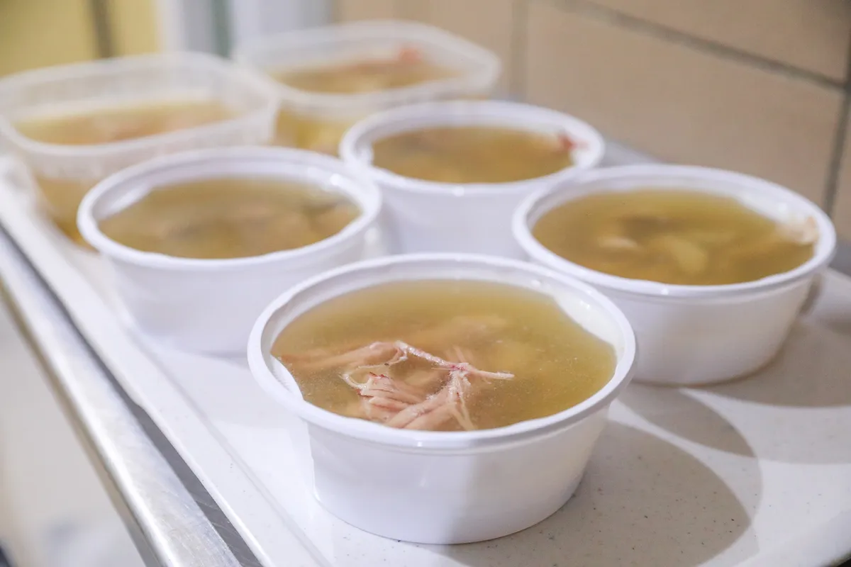 Kocsonya kiporciózva, műanyag tányérokban.