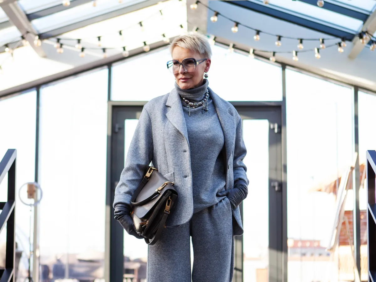 A 2026-os divat szerint öltözködő, középkorú nő.