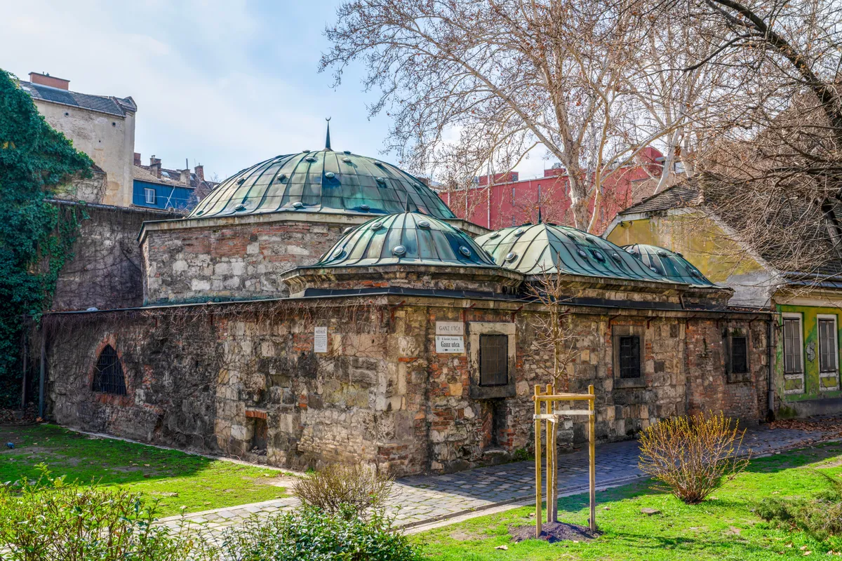 A budapesti Király fürdő épülete kívülről.