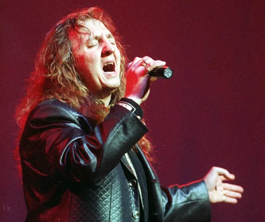 Zámbó Jimmy éneklés közben