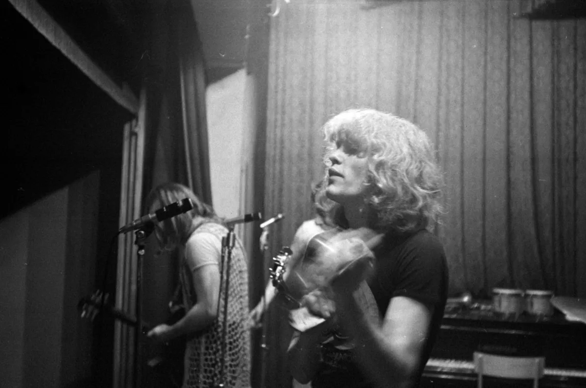 Kóbor János az első együttesét a József Attila Gimnázium tanulójaként alapította osztálytársaival.