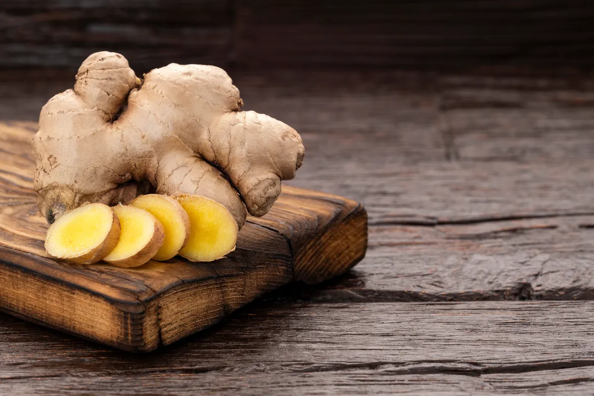 Szeletelt gyömbér fa deszkán