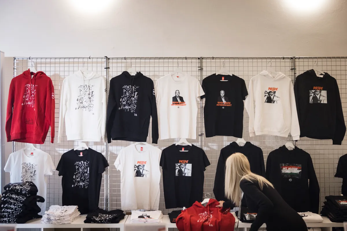 Háborúellenes Gyűlés: Mohácson is lehet kapni a híres Orbán-firkás ruhadarabokat