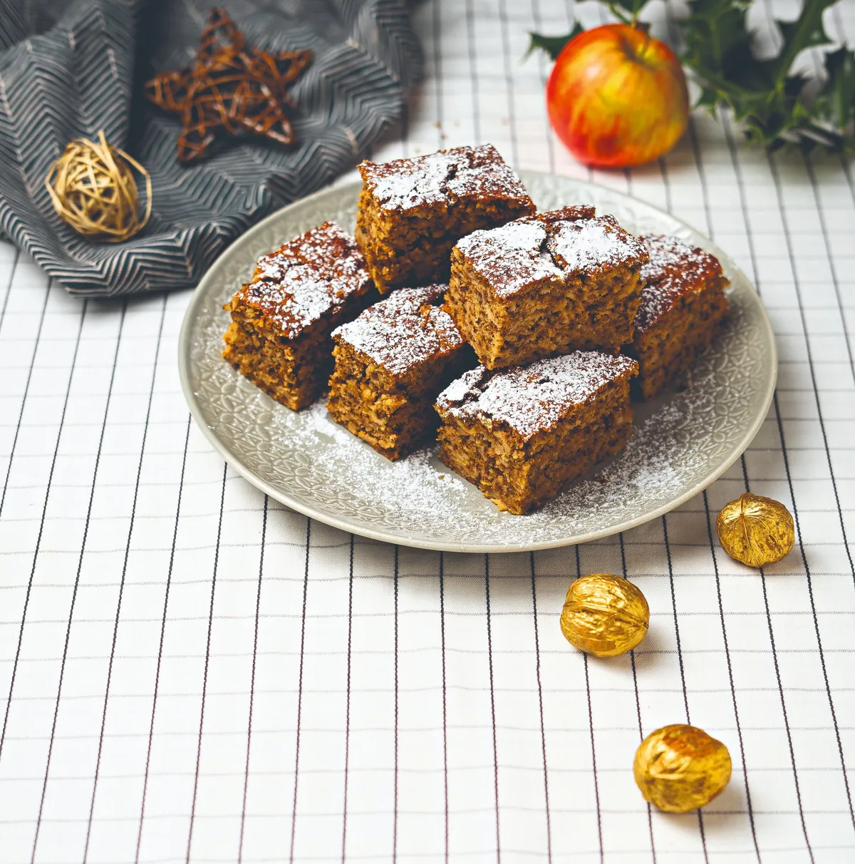 A fűszeres almás szelet kockákra vágva, kiváló egyszerű karácsonyi süti.
