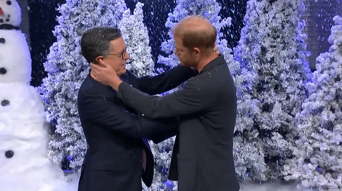 Harry herceg és Stephen Colbert majdnem csókja teljesen kiakasztotta a közönséget