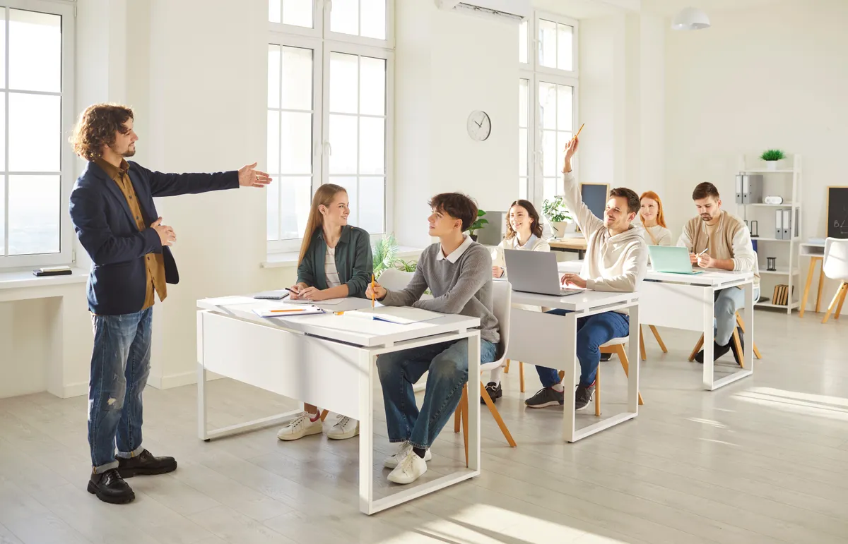 A horoszkóp szerinti legjobb kolléga jelentkezik.