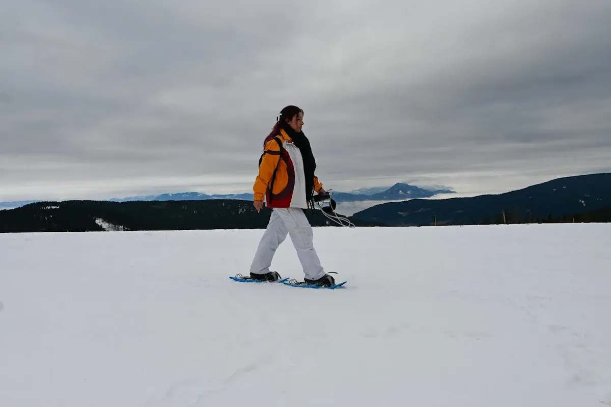 Hótalpas túrázó sétál Szlovénia látnivalói között.