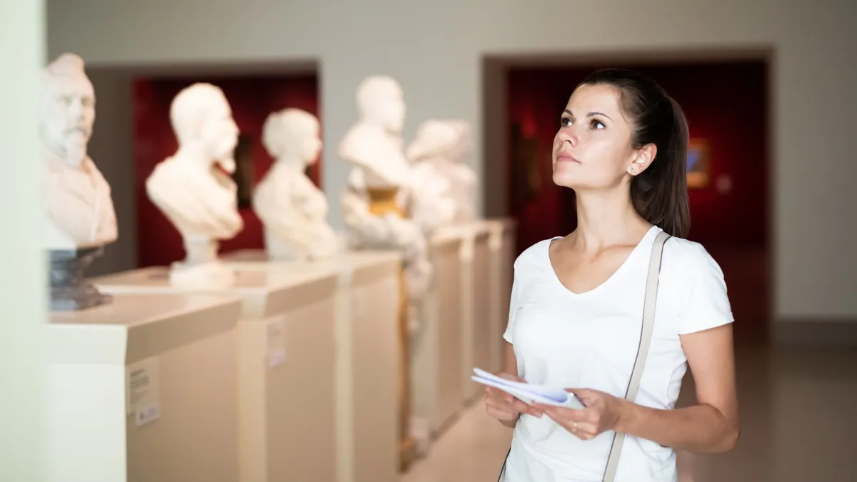 Műtörténeti kvíz híres szobrokról, amit egy nő néz.