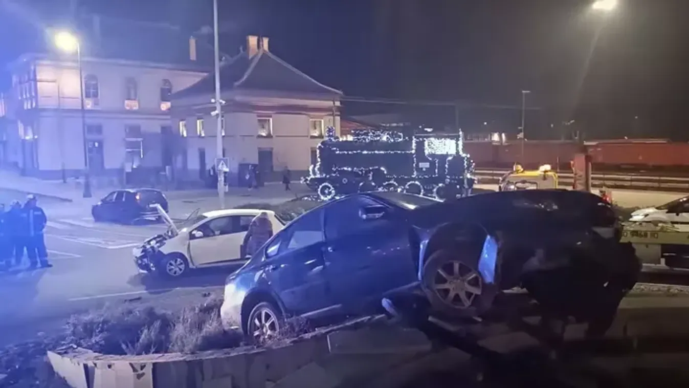 Bizarr baleset: teljes erővel hajtott a szökőkútba a kaposvári BMW-s – videó