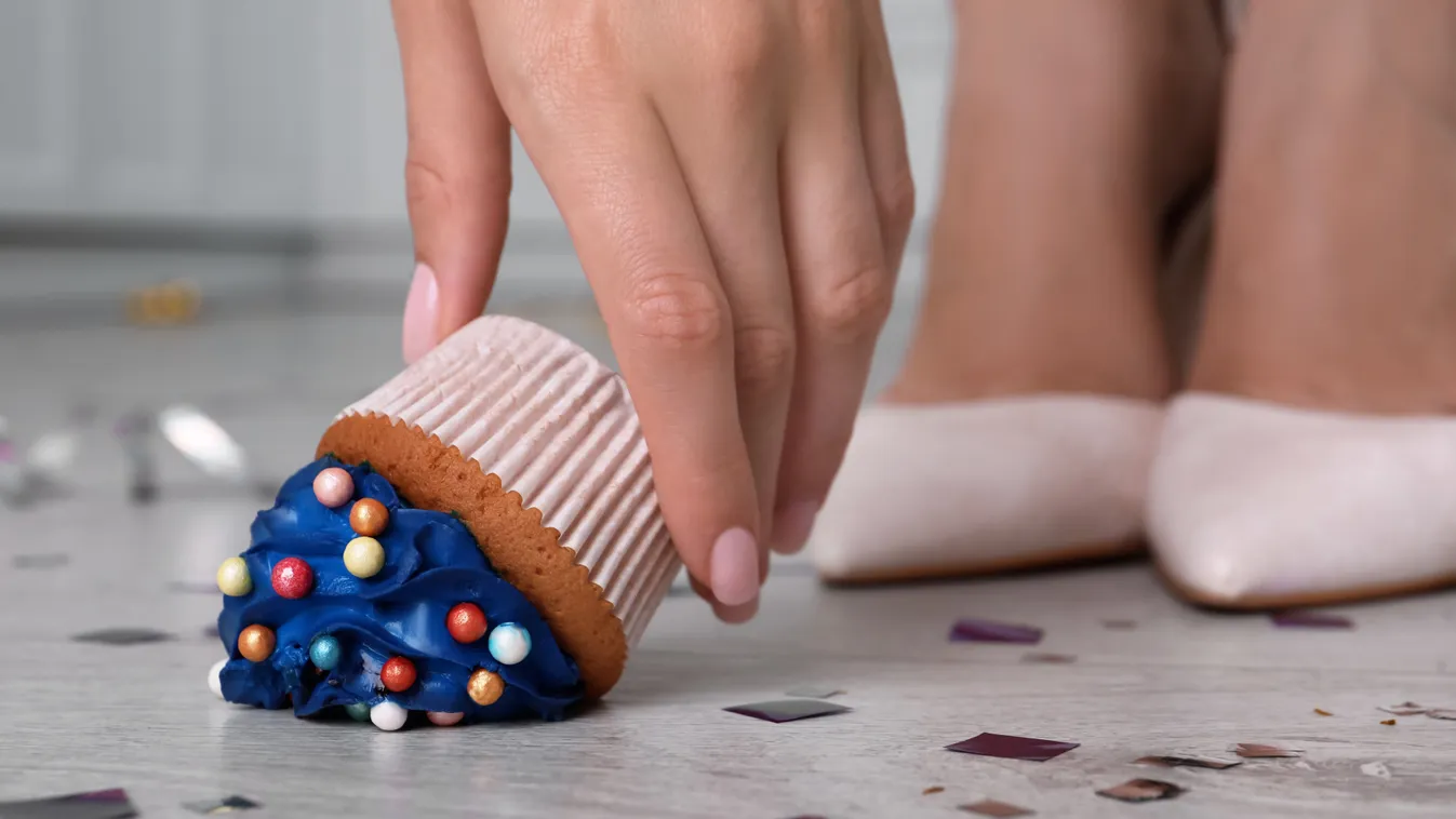 5 másodperces szabály szerint a földről muffint felszedő nő