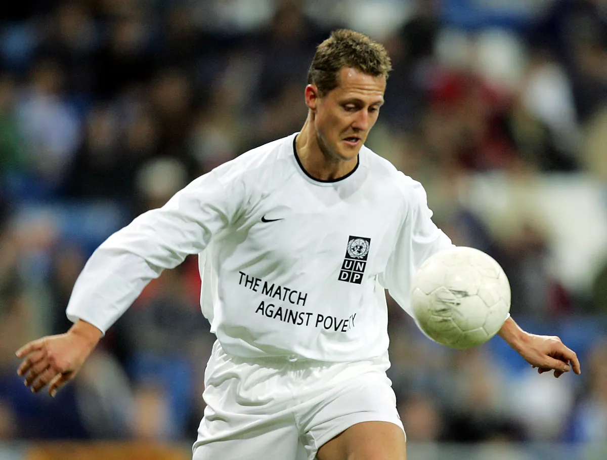 Michael Schumacher a 2004-es madridi gálameccsen Ronaldóval, Zidane-nal és más futballsztárokkal együtt focizott