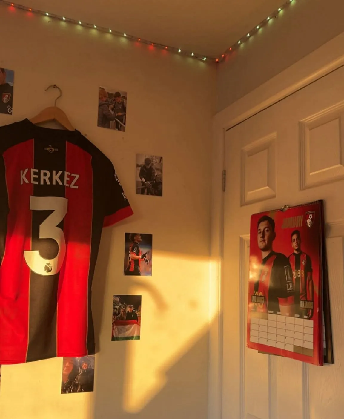 Lou Chapman szobáját Kerkez Milos poszterek, mezek és fotók díszítik