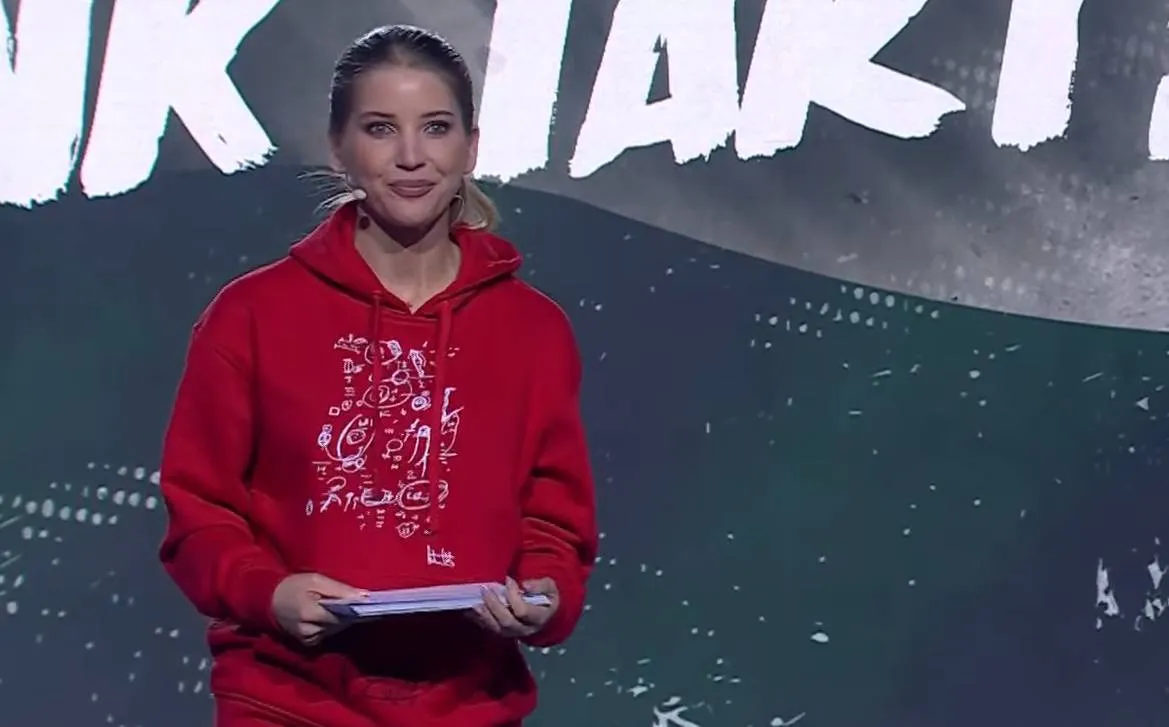 Szabó Zsófi új Orbán-firkás pulcsiban jelent meg a Háborúellenes Gyűlésen