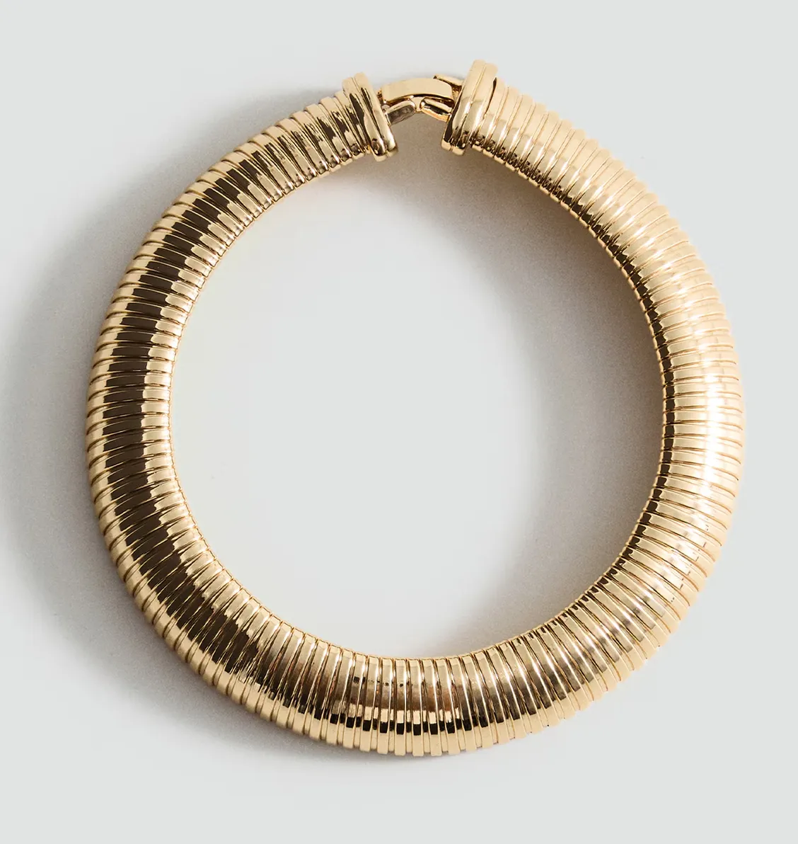 Női divat 50 felett: fém nyakpánt.