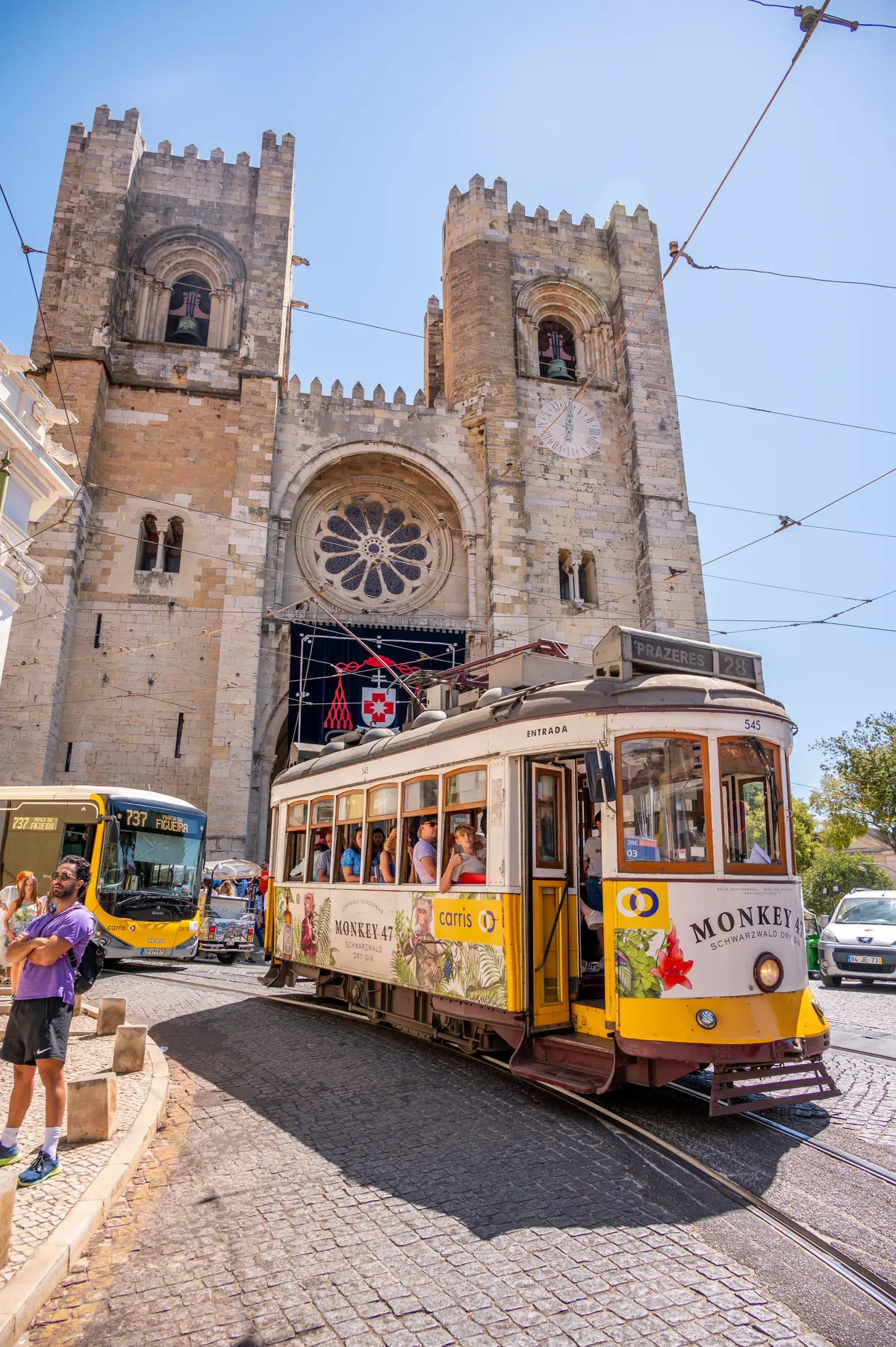 A lisszaboni 28-as villamos a Sé katedrális előtt.