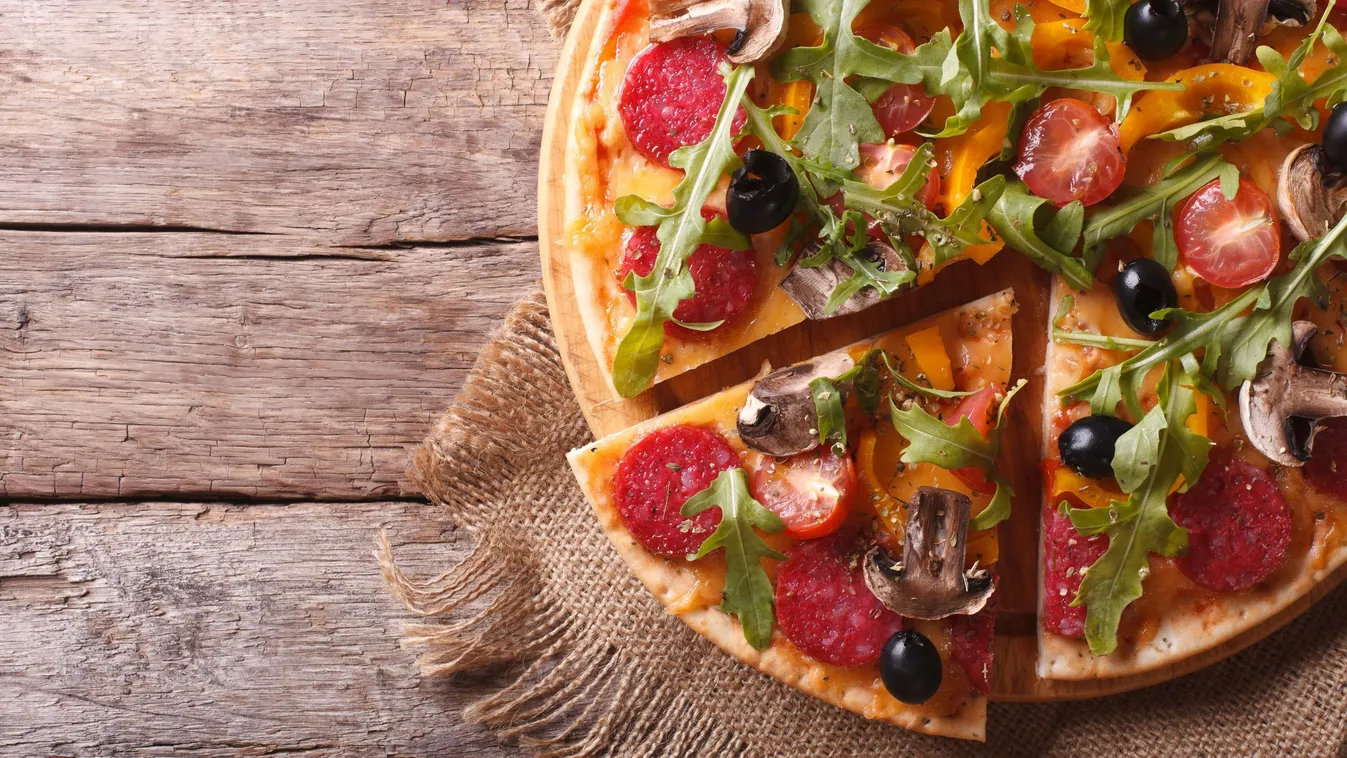 Szalámis diétás pizza recept tortillából.