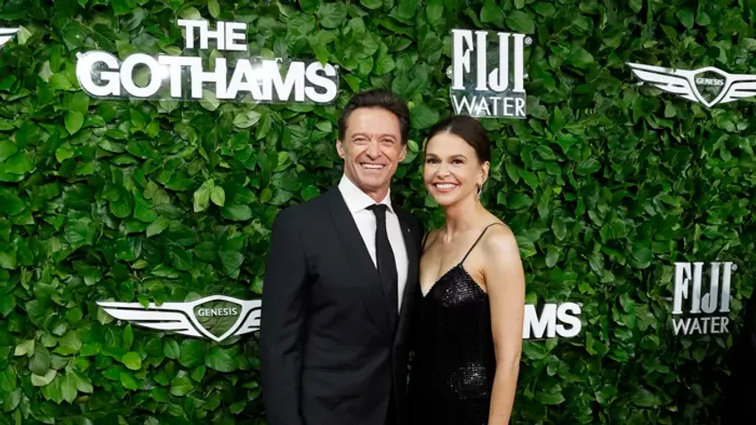 Hugh Jackman megmutatta új kedvesét, Rihanna rózsaszín ködbe borult: Ezek volt az idei Gotham Awards legizgalmasabb ruhakölteményei