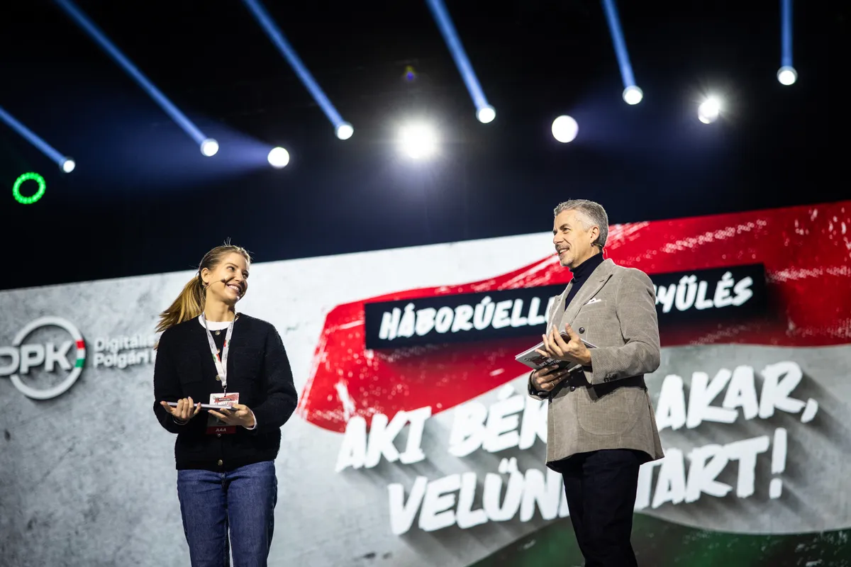 Szabó Zsófi a harmadik háborúellenes gyűlésen egy letisztult darabban jelent meg, Curtis visi tovább a trendet.