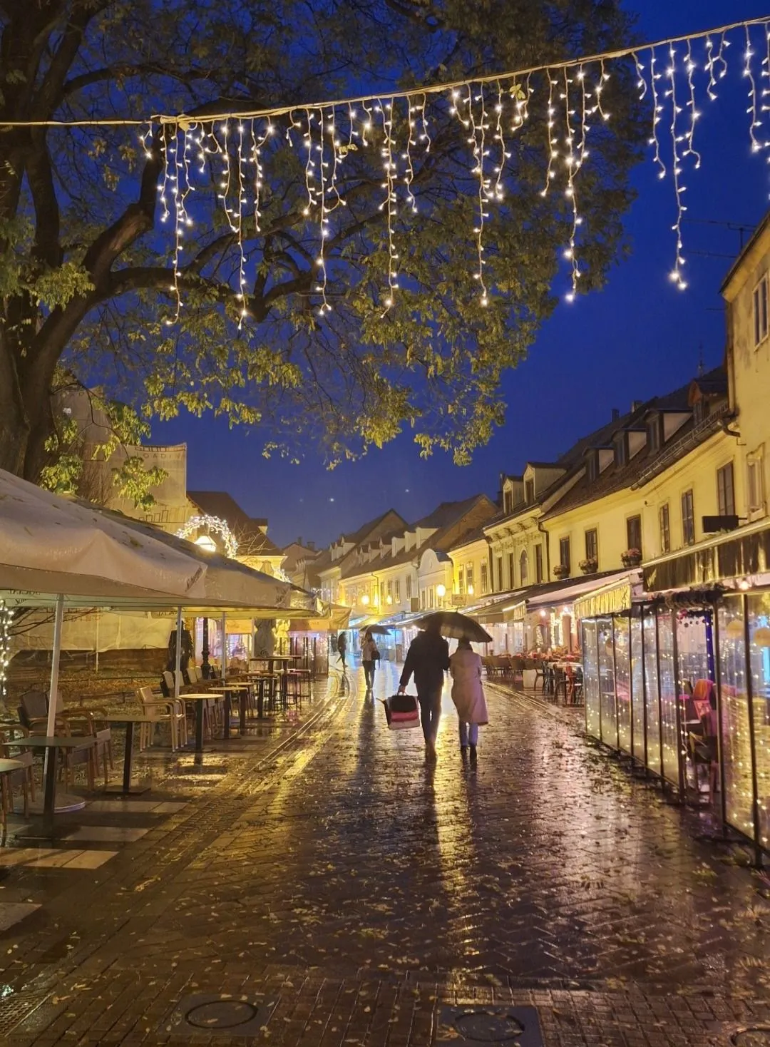 esős utca Zágrábban a karácsonyi vásár idején.