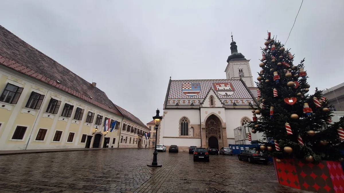 A zágrábi Szent Márk téren álló Szent Márk-templom és egy karácsonyfa.