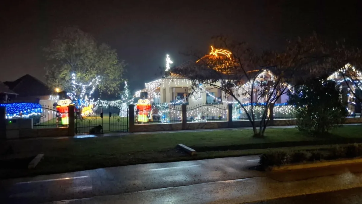 Karácsonyi fényárban, kék és fehér színben pompázik egy családi ház telke.