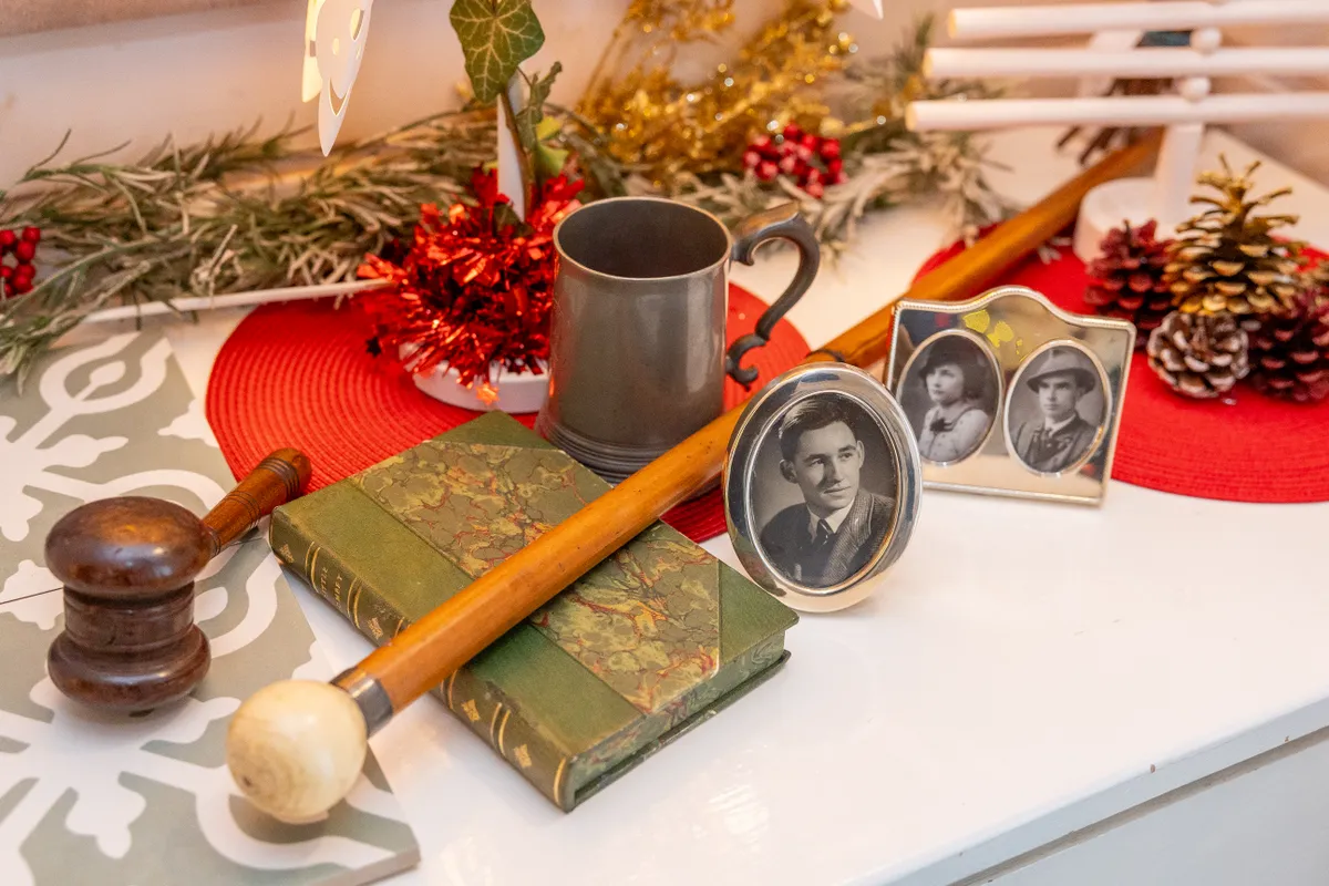 Charles Dickens relikviái egy asztalon