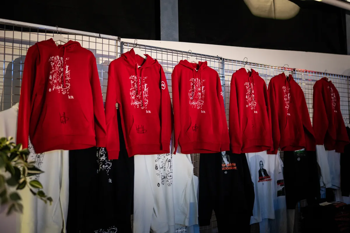 A pulóverekből befolyt összeg jótékony célokra megy.