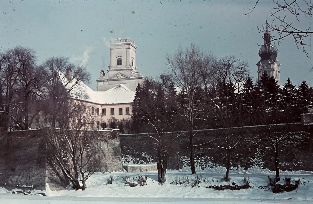 1940, Győr - A Püspökvár és a Székesegyház a Radó-sziget felől egy tiszta, téli napon.