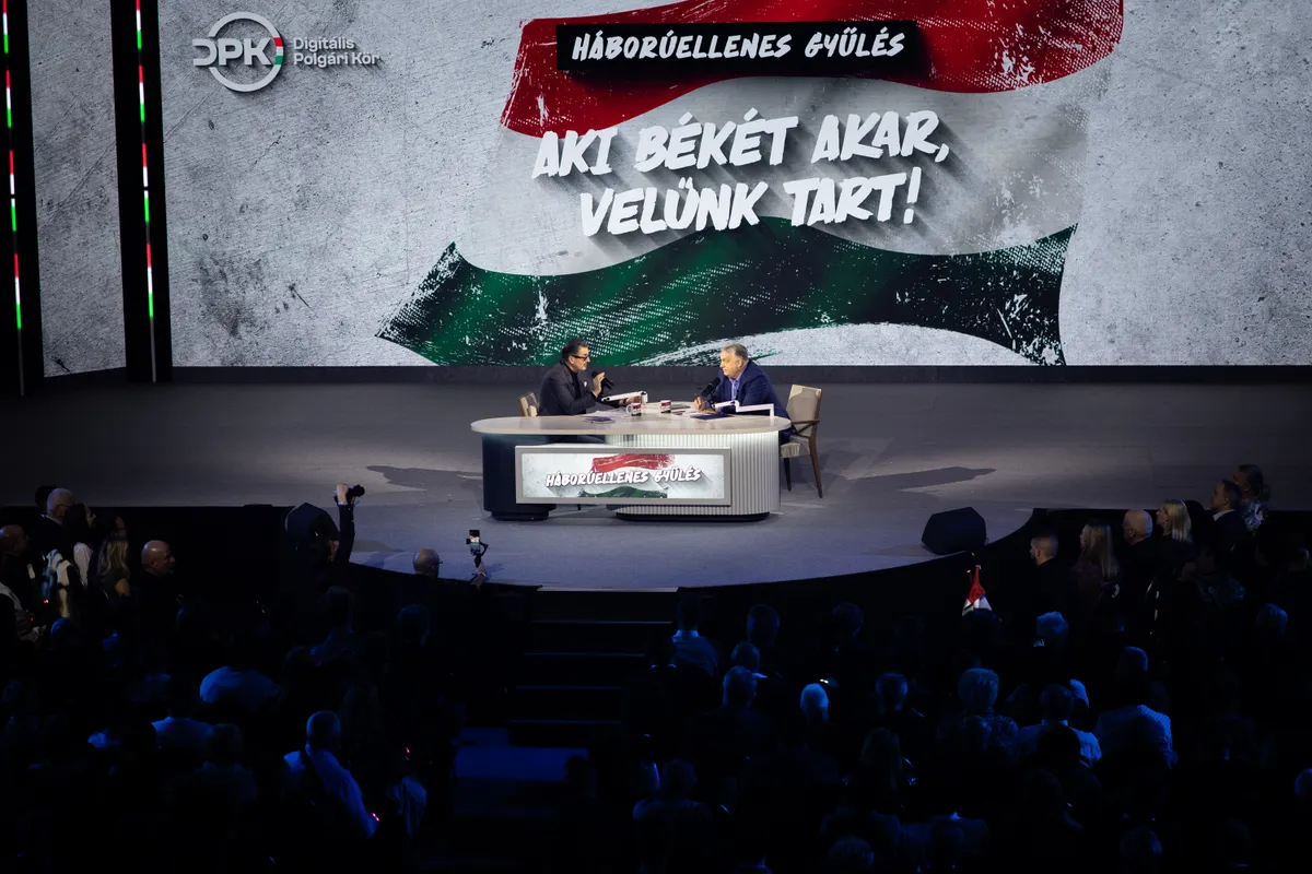 Orbán Viktor és Csiszár Jenő a Háborúellenes Gyűlésen