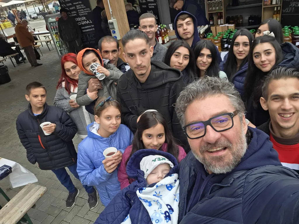 bácsalmási gyilkosság árvái és a befogadó család Molnár Viktorral