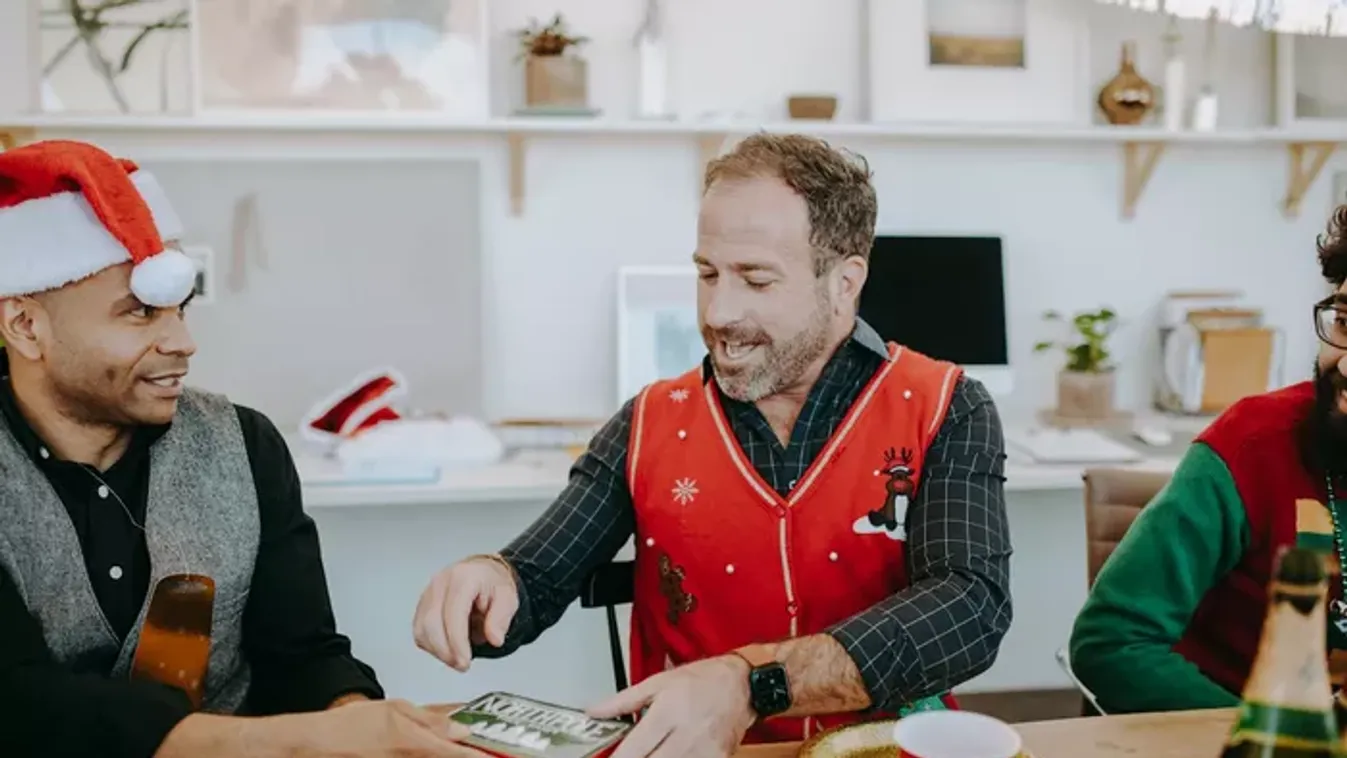 5 túlélési stratégia, hogy ne gyötörjön meg (teljesen) a céges karácsonyi buli