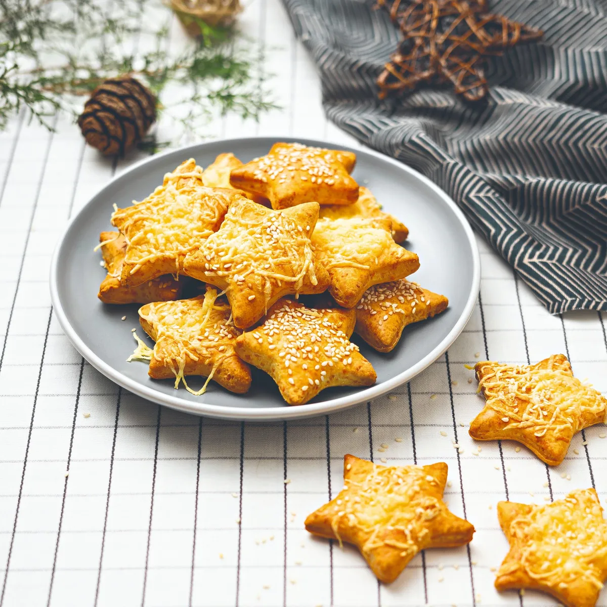 A sajtos csillag egy gyorsan elkészíthető sós teasütemény.