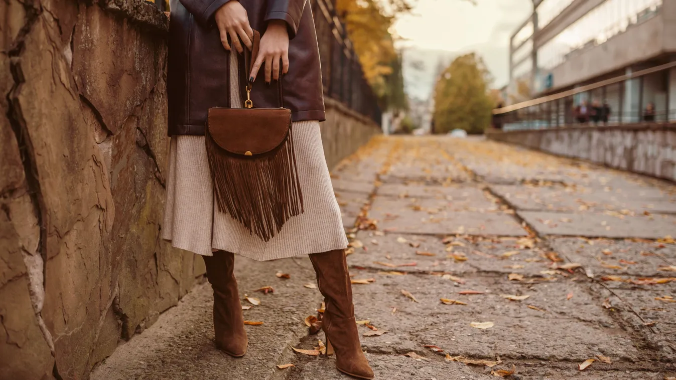 Téli ruha csizmával és barna táskával.