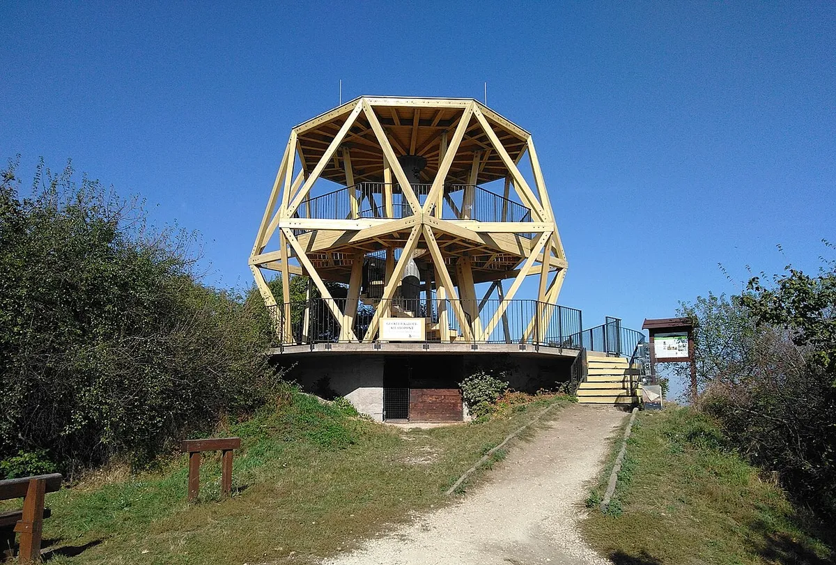 A hármashatárhegyi Guckler Károly-kilátó nyáron.