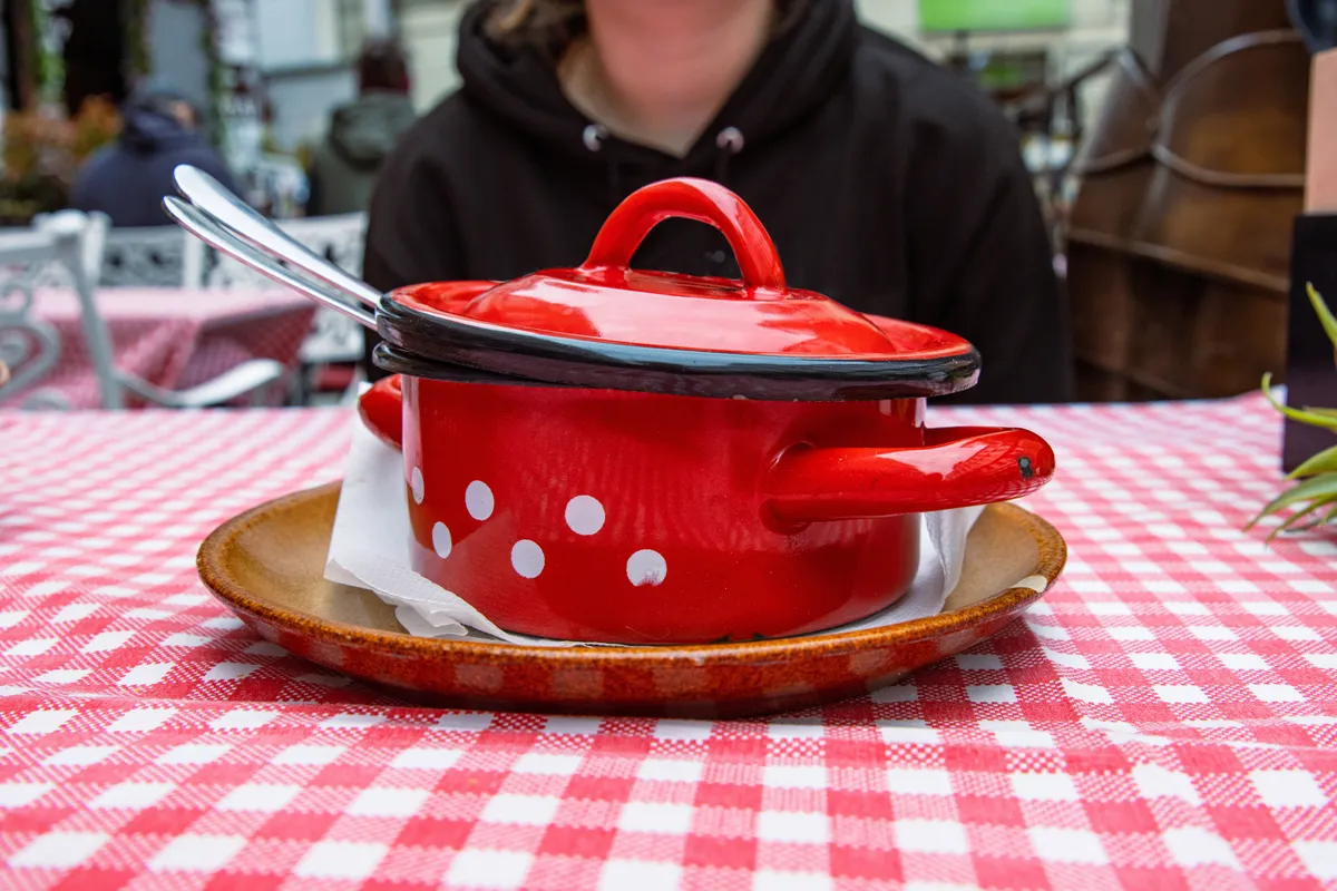 A legjobb retro éttermekre emlékeztetnek a piros zománcos lábasok is.