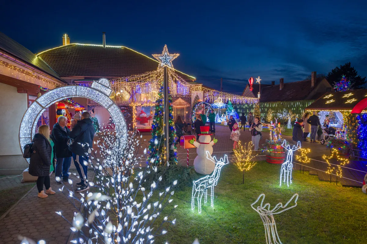 Karácsonyi fények Eta néni házában Dabason