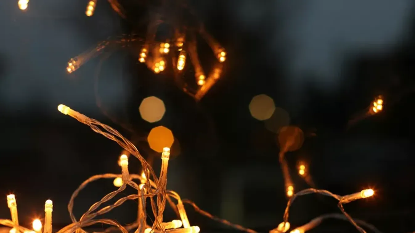 "Könyörögtem a férjemnek, hogy ne állítsa fel a fallosz alakú karácsonyi égőit - minden szomszédunk feljelentett"