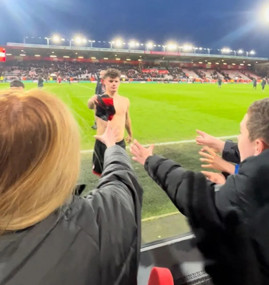 Kerkez Milos a legnagyobb rajongójának Lou Chapmannek adta oda a meccs viselt mezét