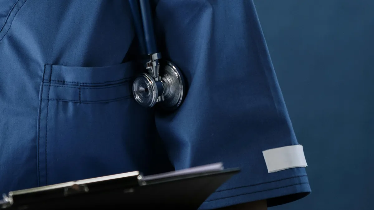 alt=A csaló elképesztő lépésre szánta el magát, hogy ápolóként dolgozhasson több idős otthonban is, annak ellenére, hogy alkalmatlannak találták