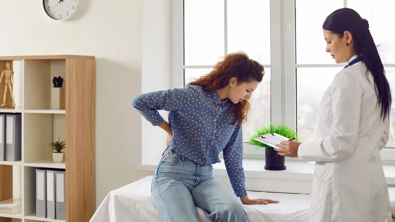 A veséjét fájlaló nőt vizsgálja a doktornő.